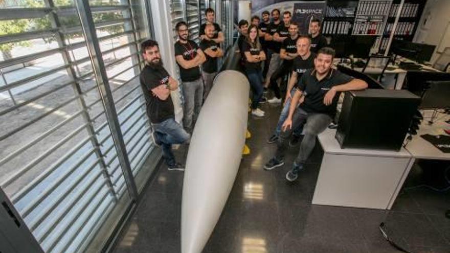 El equipo de PLD Space con uno de los prototipos de cohetes que han diseñado.