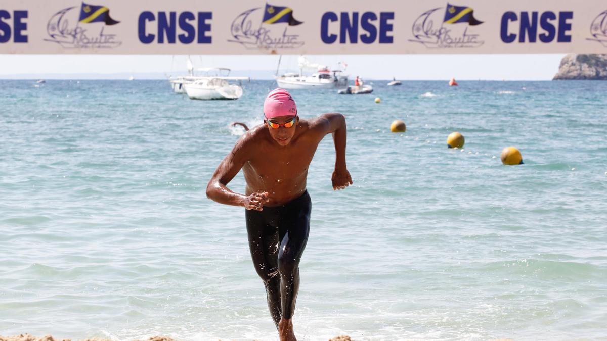 Imagen del ganador de la prueba de los 5 km, el mallorquín Oliver Toledo, poco antes de cruzar la línea de meta y proclamarse campeón de la Mini Ultraswim 2023.