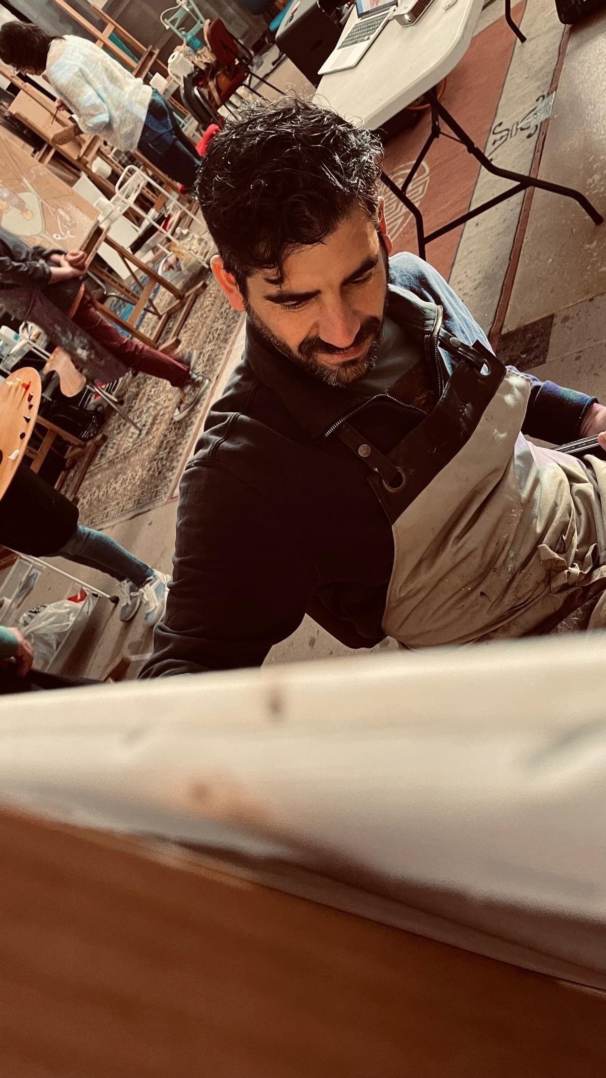 Tulio Di Lorenzo alterna su trabajo en el Fausto´s Grill con su faceta de artista plástico