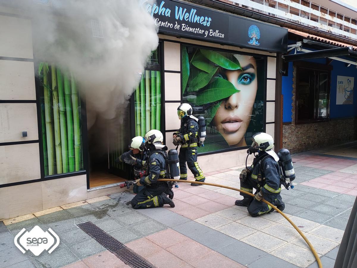 Bomberos de San Martín del Rey Aurelio trabajando en el lugar del suceso