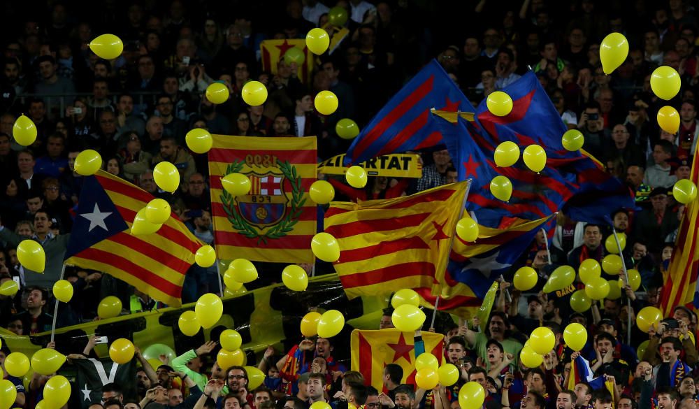 Globus grocs al Camp Nou.