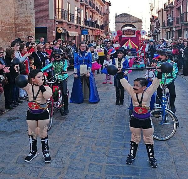 Un grupo infantil en el desfile  | M.J.C.