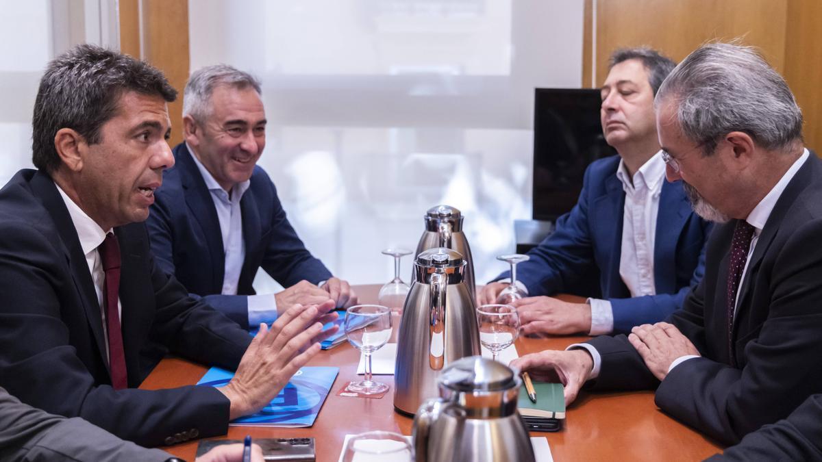 Carlos Mazón conversa con Carlos Flores Juberías, durante la reunión entre el PP y Vox.