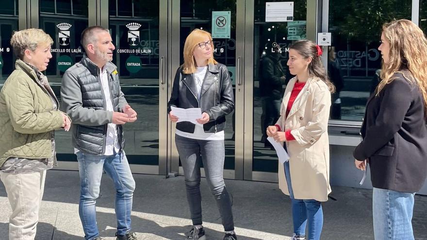 Vilariño con integrantes del Consello Local del BNG delante del consistorio lalinense.