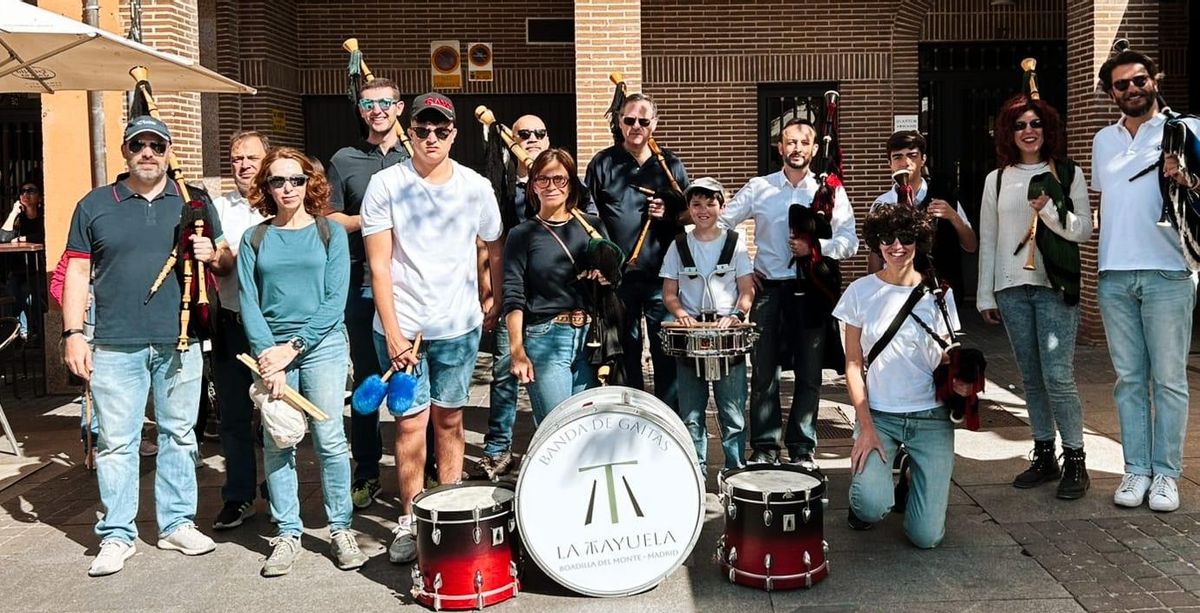 Miembros de La Tauela, en una romería en Boadilla