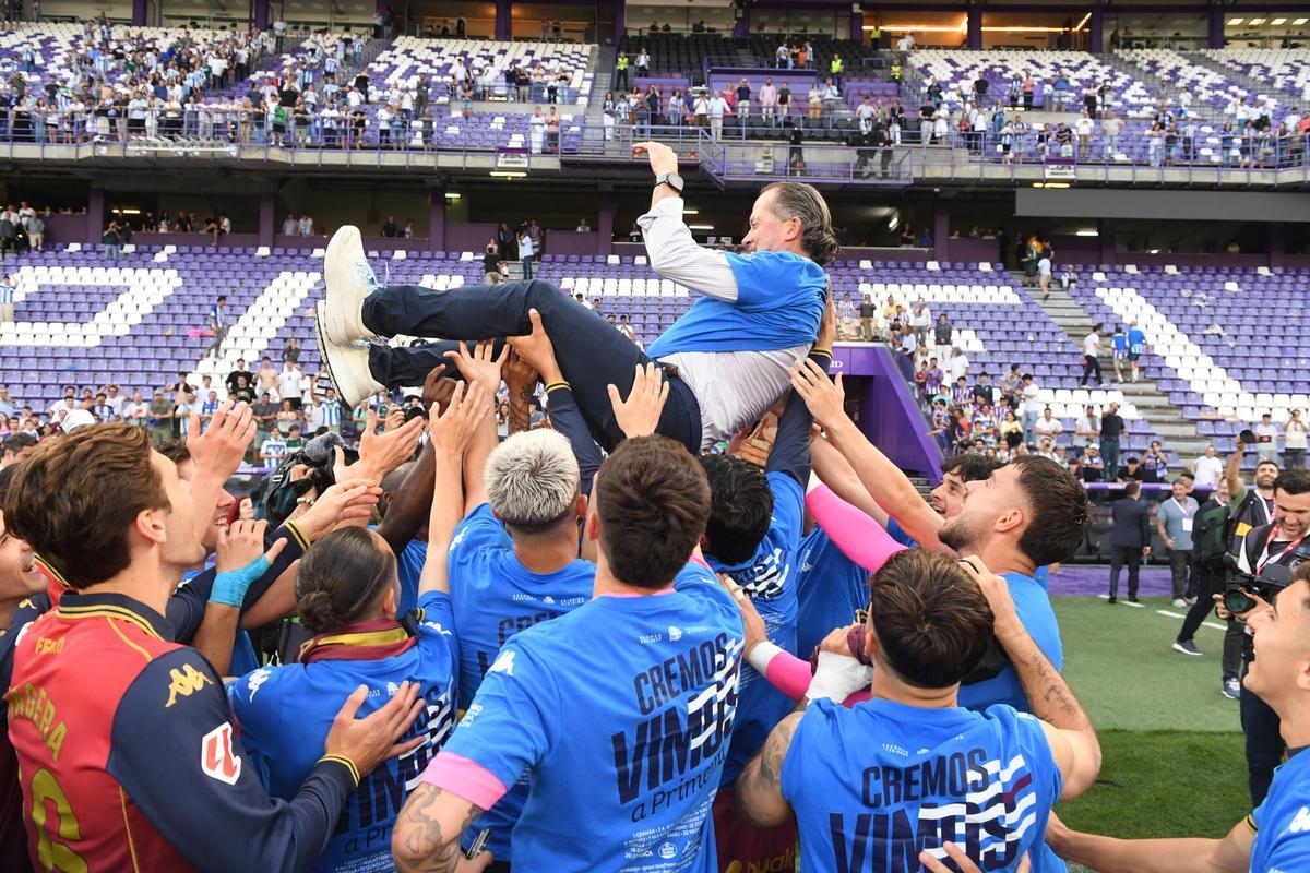 Los jugadores celebraron en el campo y mantearon al presidente Escotet