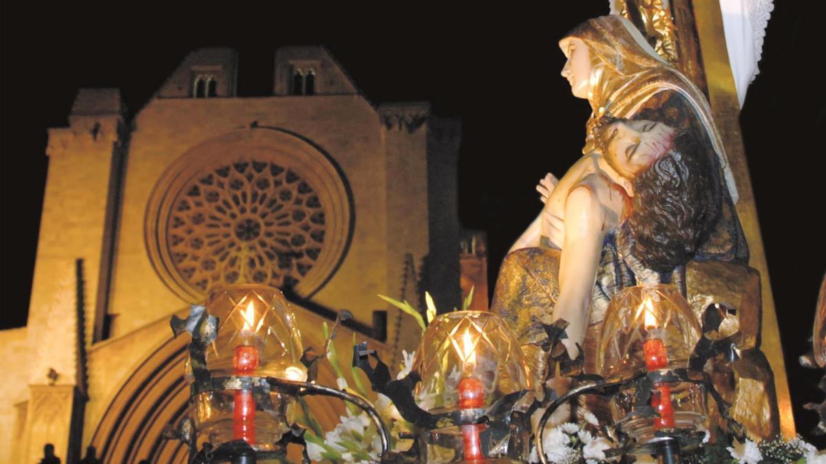 Misterio de La Pietat, a su paso ante la catedral de Tarragona.