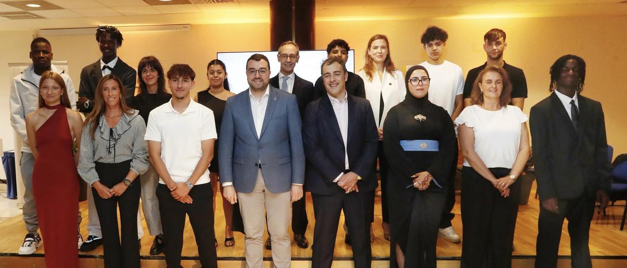 El Presidente Barbón y el presidente de Alimerka, Alejandro Fernández, en el centro, y detrás el director de la Fundación Alimerka, Antonio Blanco, con los beneficiaros del programa.