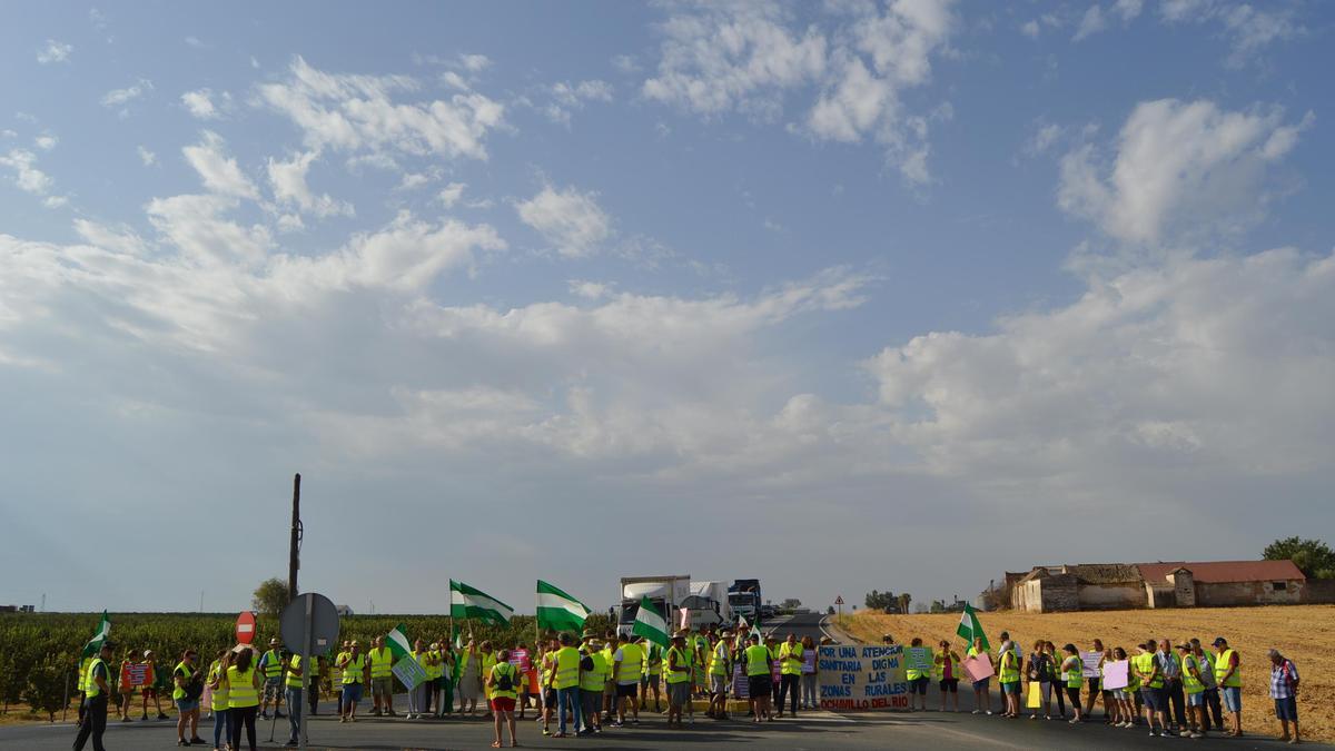 Los manifestantes durante el corte de la carretera entre Fuente Palmera y Posadas.