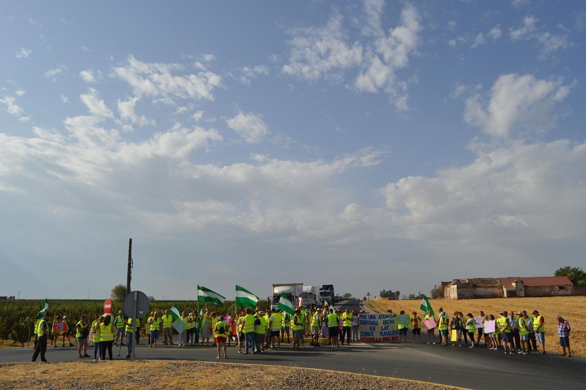 Los manifestantes durante el corte de la carretera entre Fuente Palmera y Posadas.