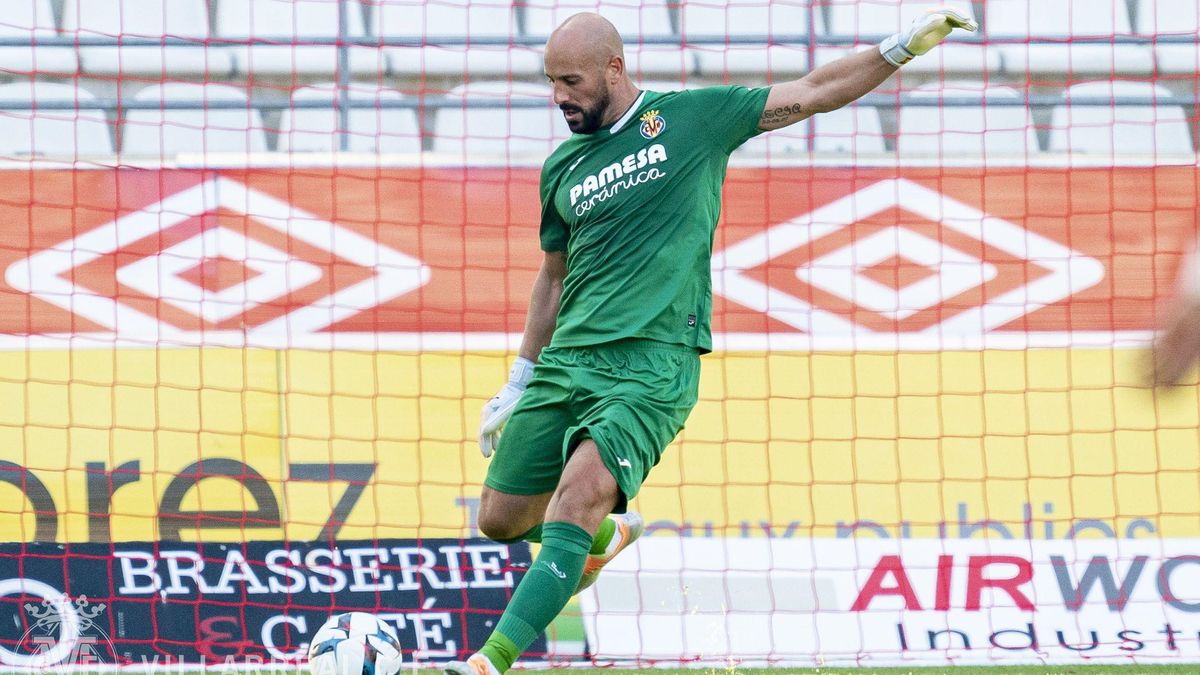 Pepe Reina, protagonista con un partidazo ante el Stade de Reims.