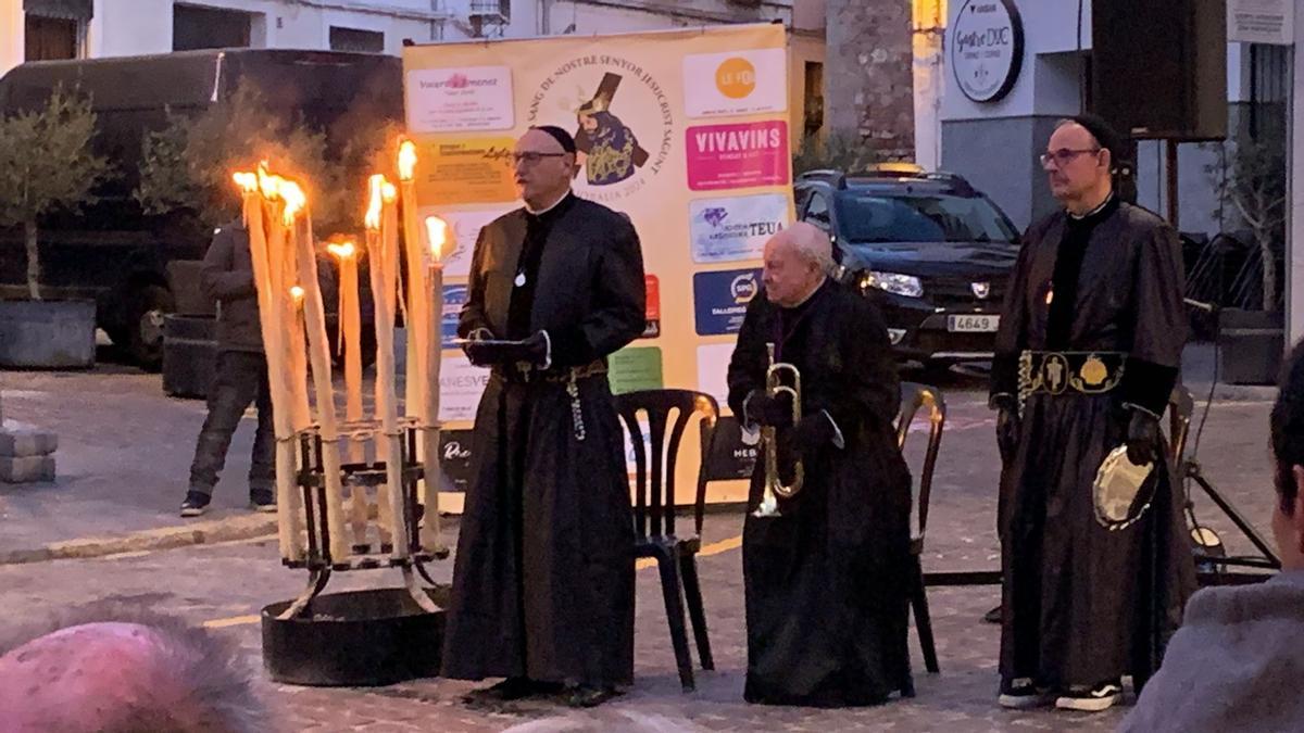 'Collet, en el centro, junto a dos 'plegadors'.