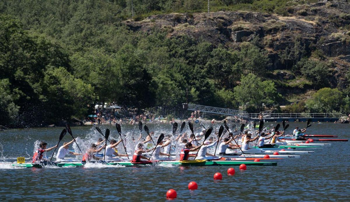 Decenas de palistas, en el Lago de Sanabria. | LOZ