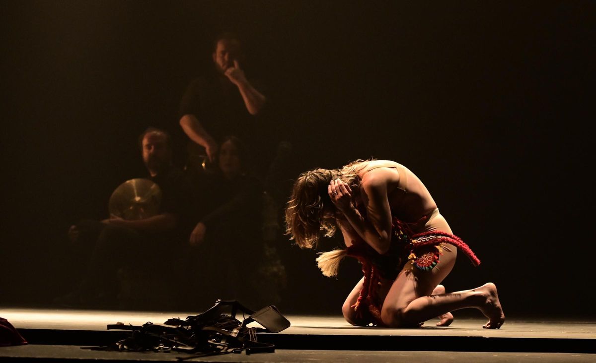 Luz Arcas (compañía La Phármaco) durante su obra Mariana en el festival de danza contemporánea Dansa València