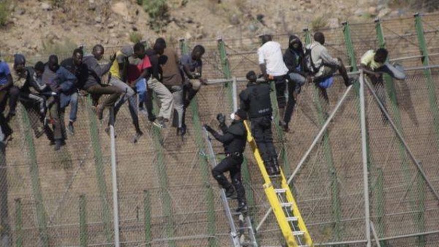 Decenas de inmigrantes protagonizan un nuevo intento de salto de las vallas de Melilla