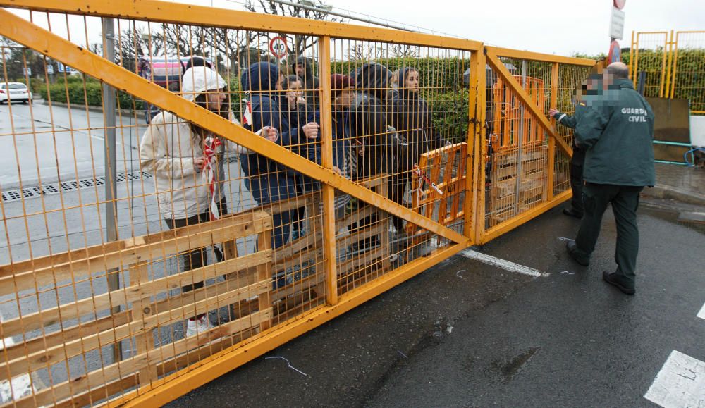 Los piquetes cortan uno de los accesos a la UA