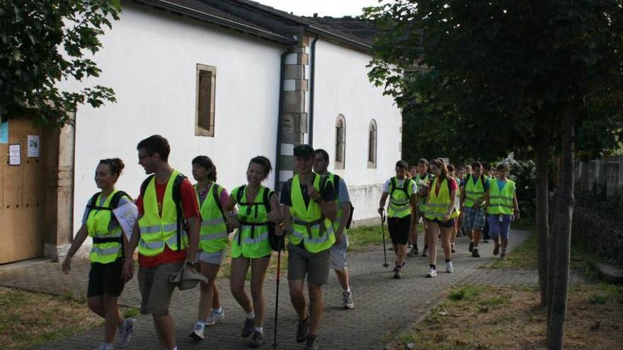 Peregrinos a su paso por la iglesia de Abres (Vegadeo).