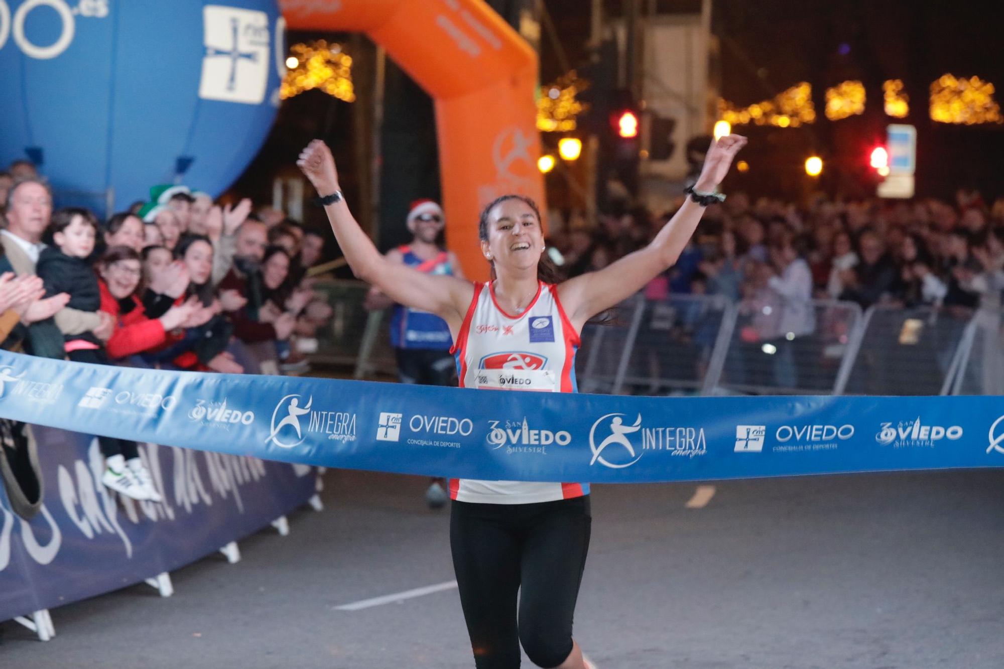 En imágenes: Jaime Bueno (Univerisad de Oviedo) y Mariam Benkert triunfan en la San Silvestre de Oviedo