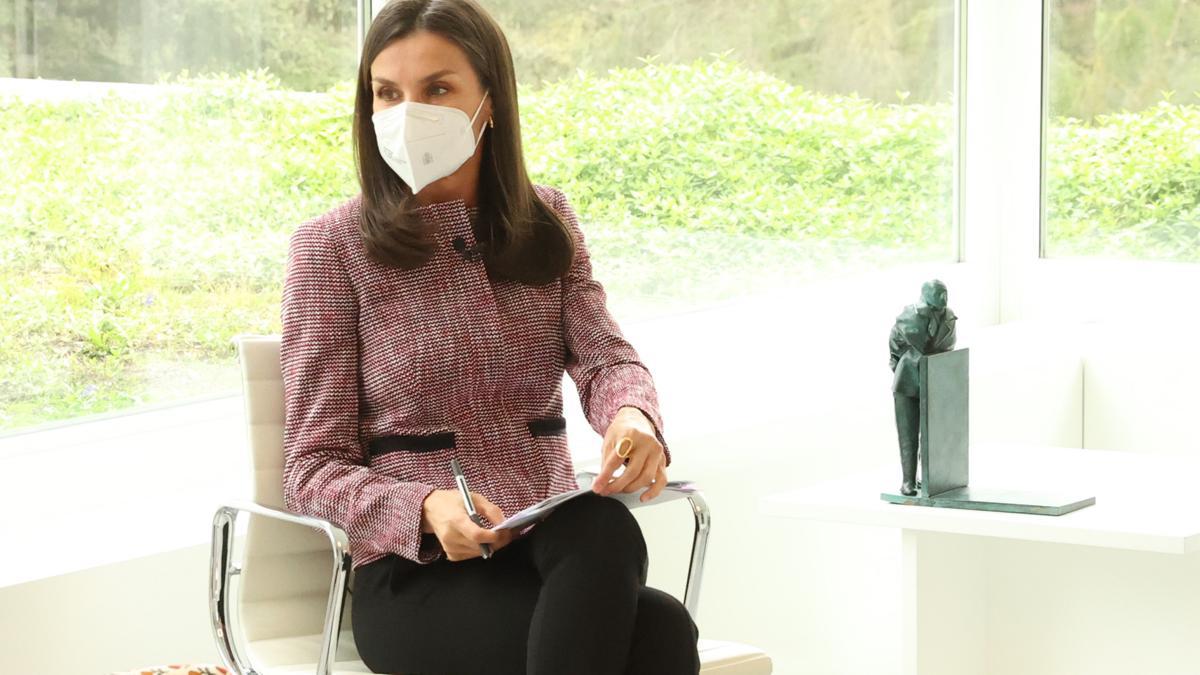 La reina Letizia manteniendo una reunión en Zarzuela con una chaqueta de tweed