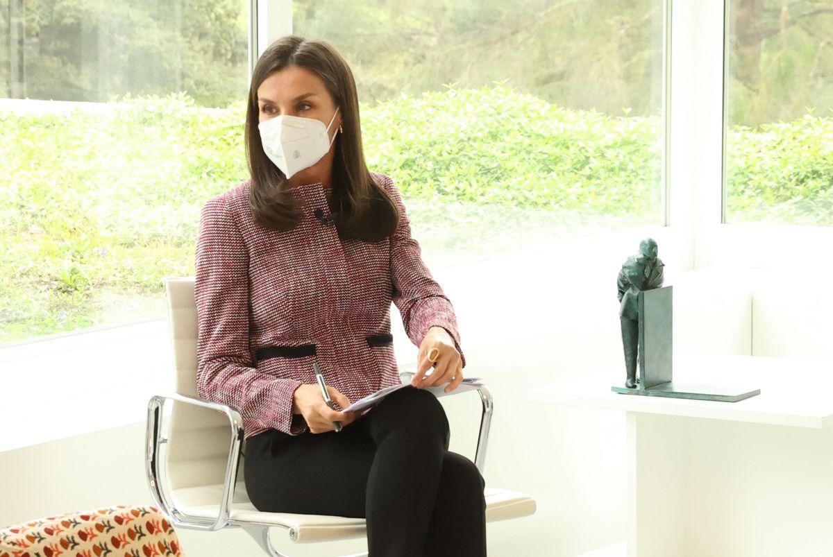 La reina Letizia manteniendo una reunión en Zarzuela con una chaqueta de tweed