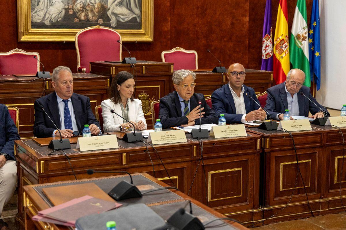 Los presidentes de la Diputación de Córdoba y de Cinco, con el alcalde de Rute y los empresarios durante la firma de la venta de las parcelas industriales.