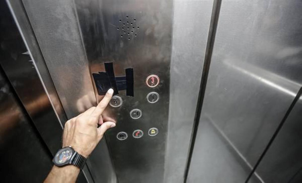 La falta de un botón en el ascensor del Juzgado de Villena impide subir a una planta