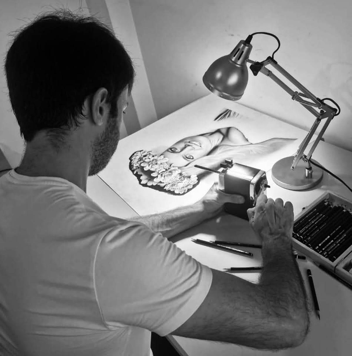 Javi Baldoví trau punta a un llapis, la seua ferramenta de treball per a dibuixar