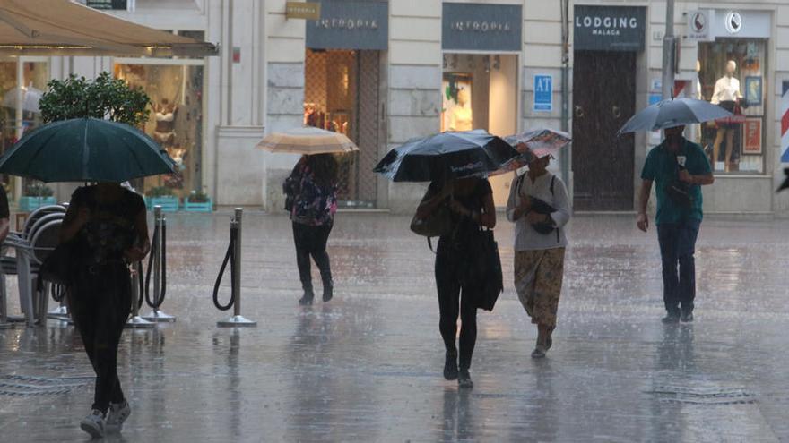 Chaparrón en el Centro de Málaga, este lunes por la mañana.