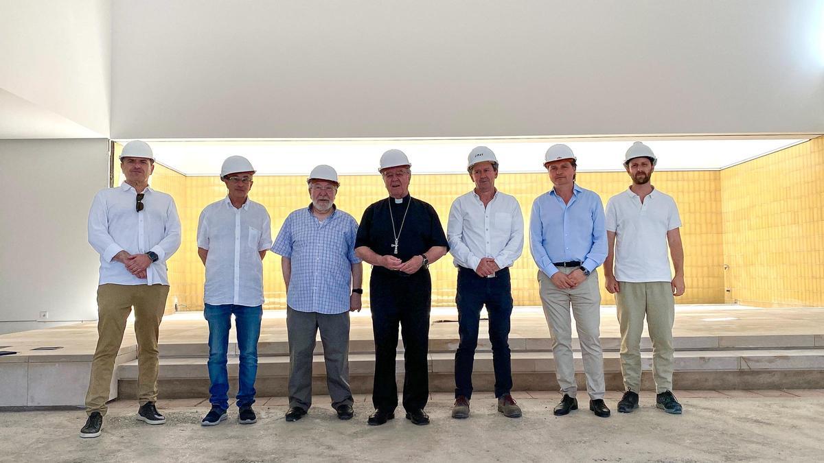 El obipo de Mallorca, Sebastià Taltavull, visitó el templo, acompañado del párroco, Llorenç Fernández, vecinos y técnicos de la obras.