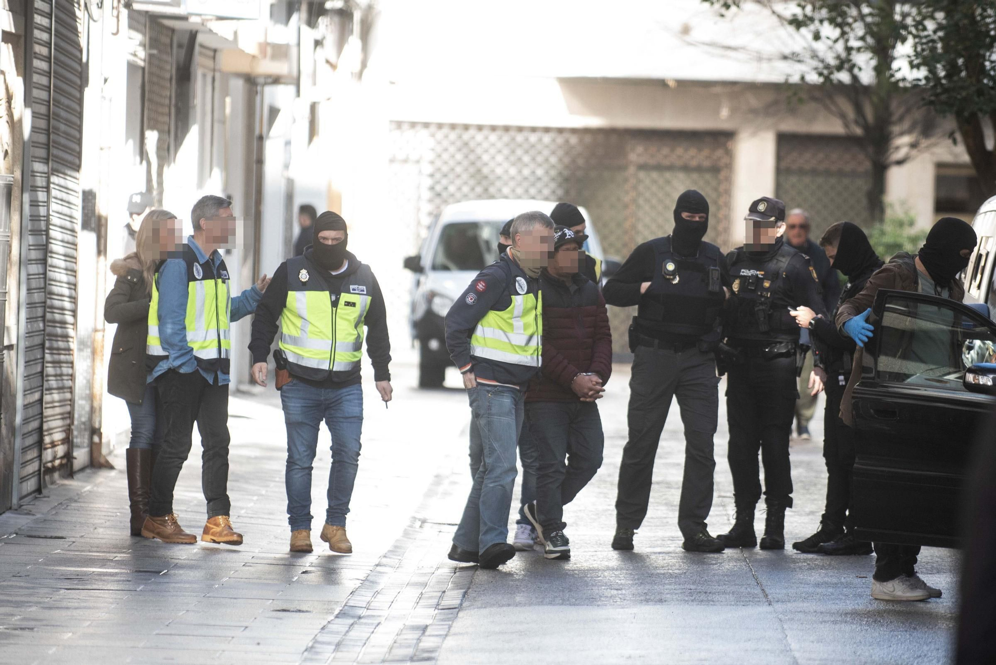 La Policía Nacional registra varios domicilios en A Coruña relacionados con el menudeo de drogas