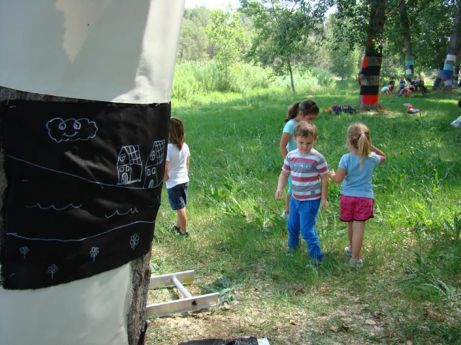 Infants de Sant Salvador creen el 'bosc de l'alegria'