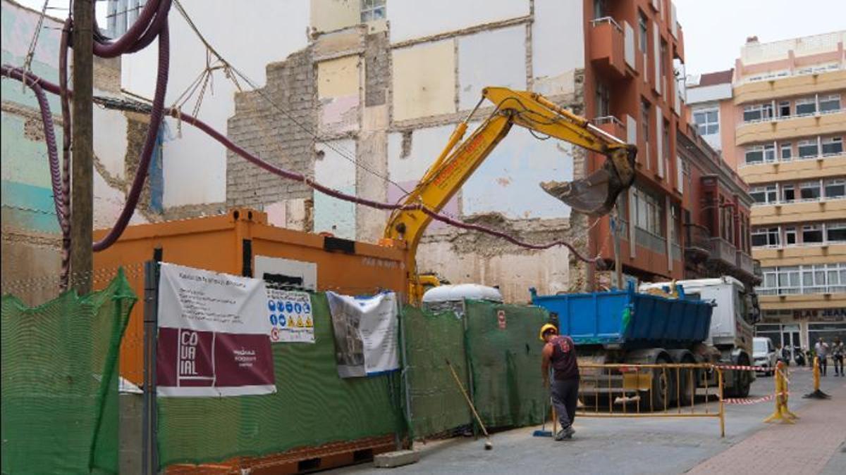 Obras de construcción de un hotel de cuatro estrellas en el barrio del Puerto de la capital grancanaria.