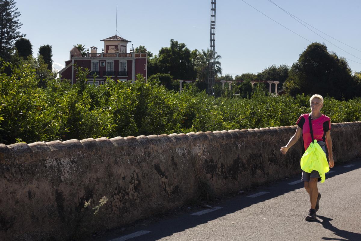 Ana, la mujer de Paiporta que camina casi un maratón diario