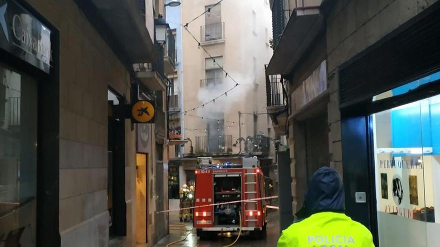 Els bombers al carrer de Sant Miquel de Manresa.