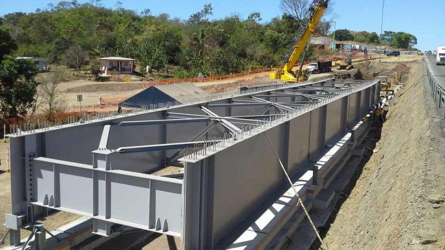 Estructura metálica de la empresa lalinense en una de sus obras en el país centroamericano.