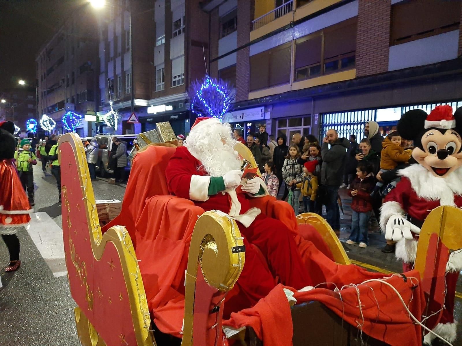 La visita de Papá Noel a El Berrón, en imágenes