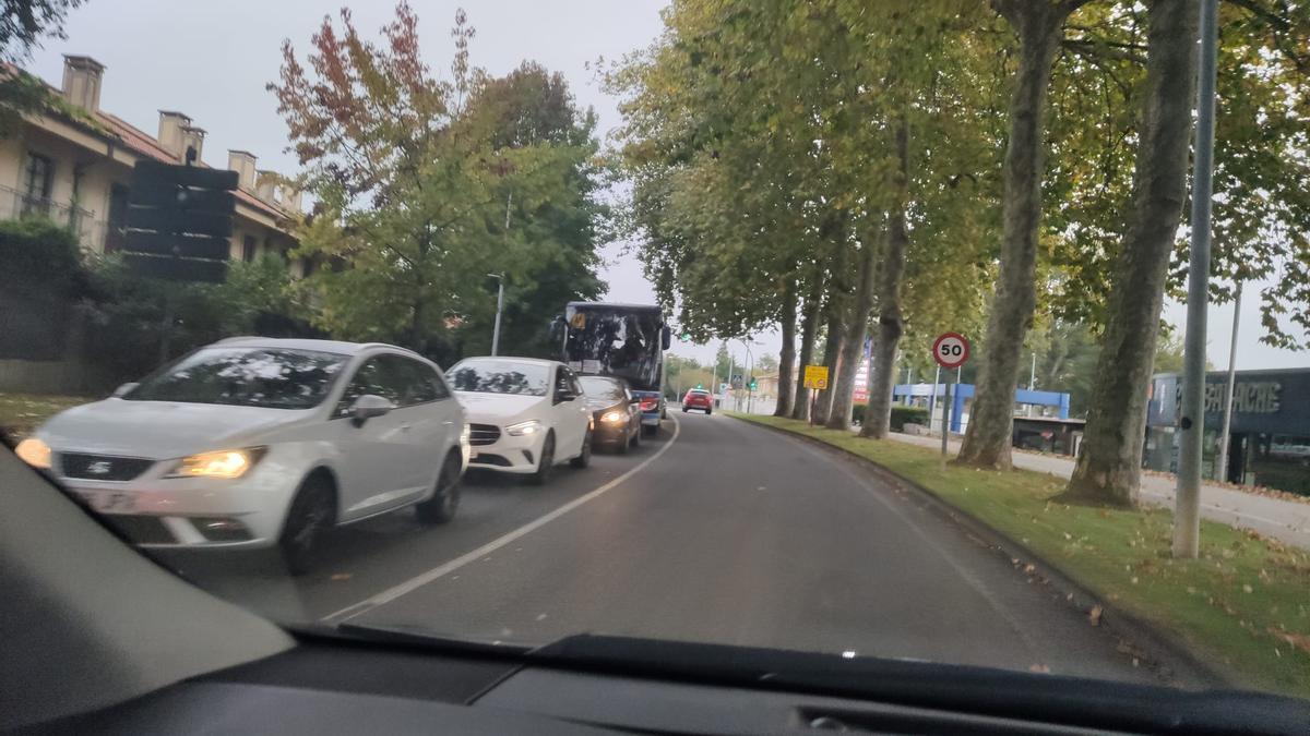 Cola de vehículos atascados en la recta de Bastiagueiro, sentido A Pasaxe.