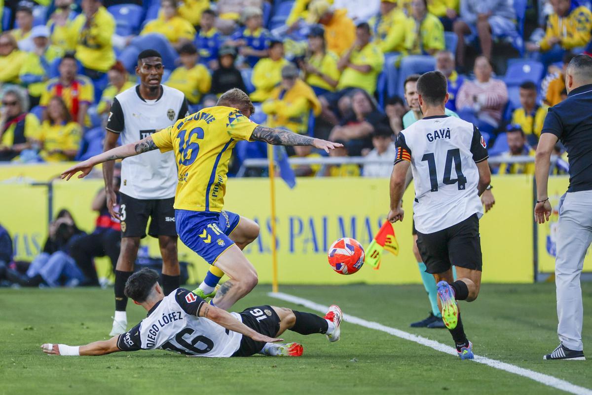 LAS PALMAS DE GRAN CANARIA, 03/05/2025.- El delantero de Las Palmas Oliver McBurnie (3-i) pelea un balón con Diego López (abajo), del Valencia, durante el partido de LaLiga de fútbol que UD Las Palmas y Valencia CF disputan este sábado en el Estadio de Gran Canaria. EFE/Elvira Urquijo