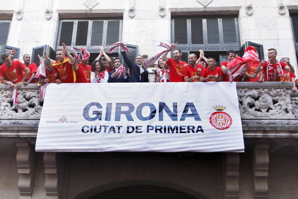 Parlaments dels jugadors del Girona al balcó de l'ajuntament