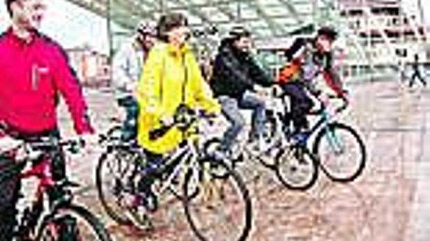 Ciclistas en la losa situada junto a la estación de Renfe.