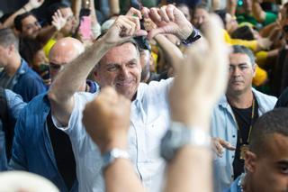 Bolsonaro combina amenazas con ofertas electorales para alcanzar a Lula en las encuestas