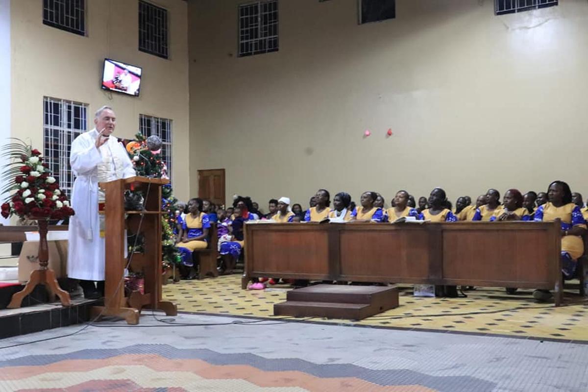 El sacerdote Eamonn O'Higgins, 'team manager' del St. Peter's Cricket Club Vatican, oficia una misa en Kenia.Eamonn O'Higgins