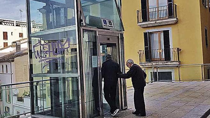 El ascensor de la Plaza Major fue reparado hace dos semanas.