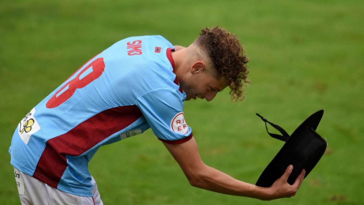 Simo celebra un gol aquesta temporada amb el tradicional barret cordovès