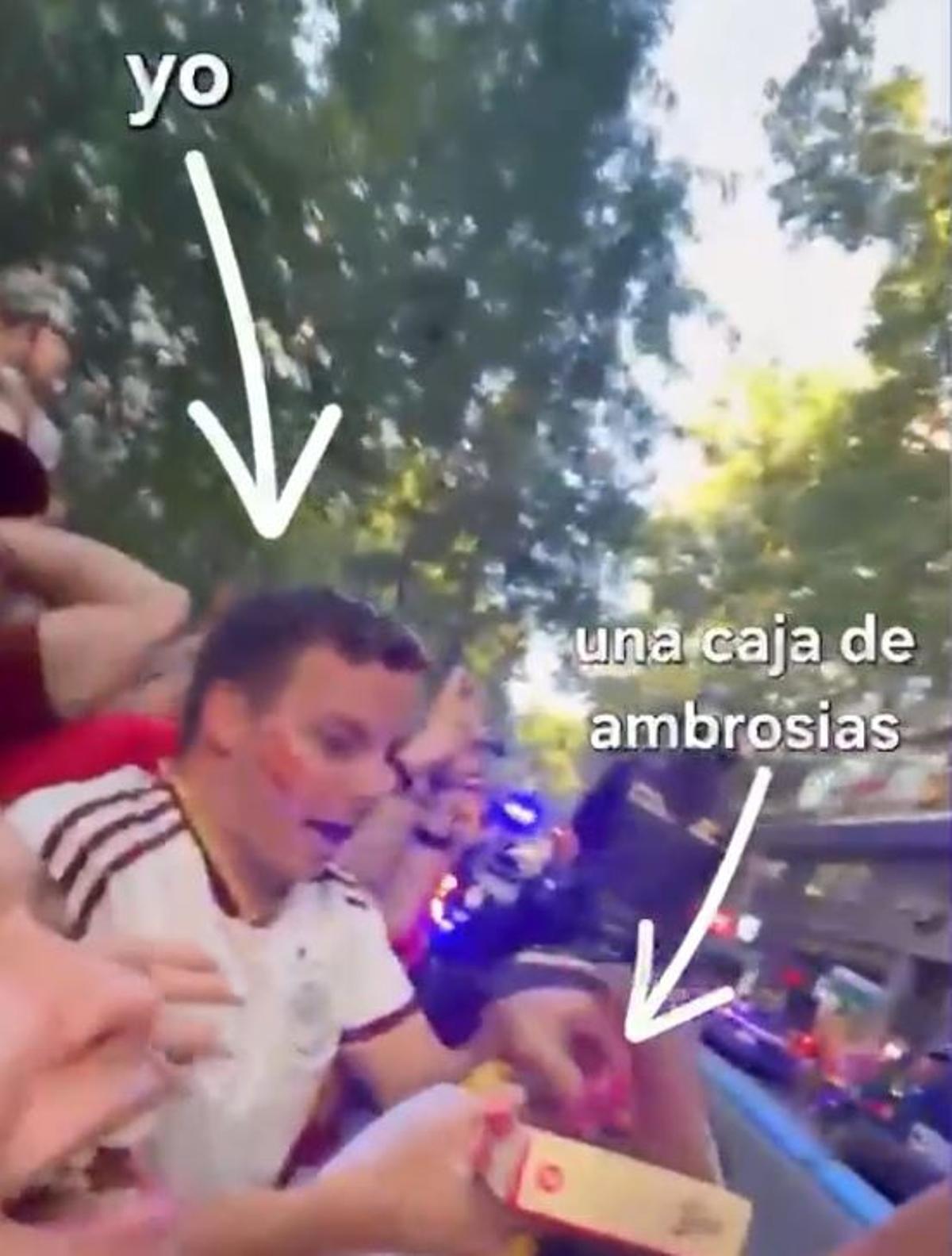 Daniel en las calles de Madrid con una caja de Tirma para entregársela a su ídolo, Pedri