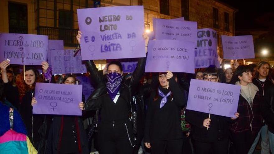 Violencia machista en Pontevedra | Cientos de personas forman una serpiente negra y violenta por el 25N