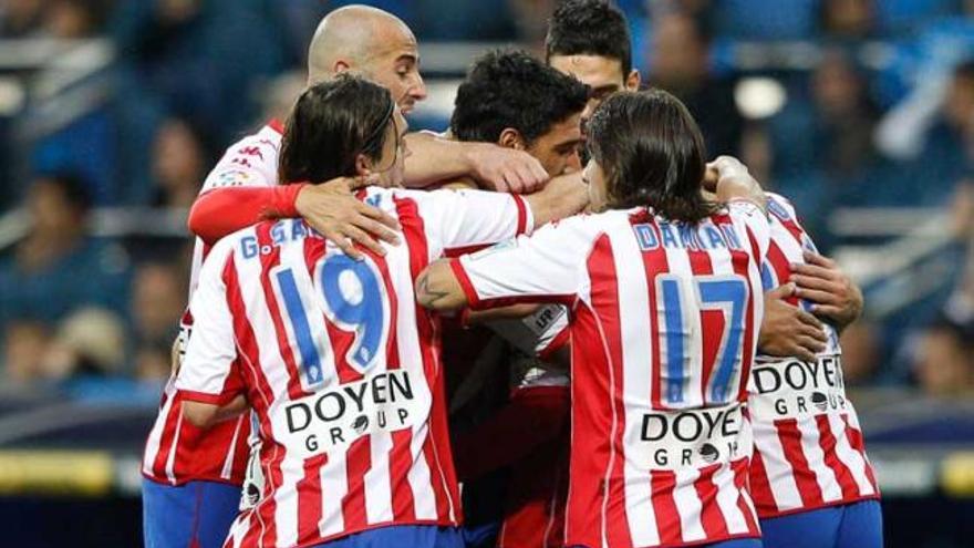 Los futbolistas del Sporting celebran el gol de De las Cuevas en el Santiago Bernabeu.