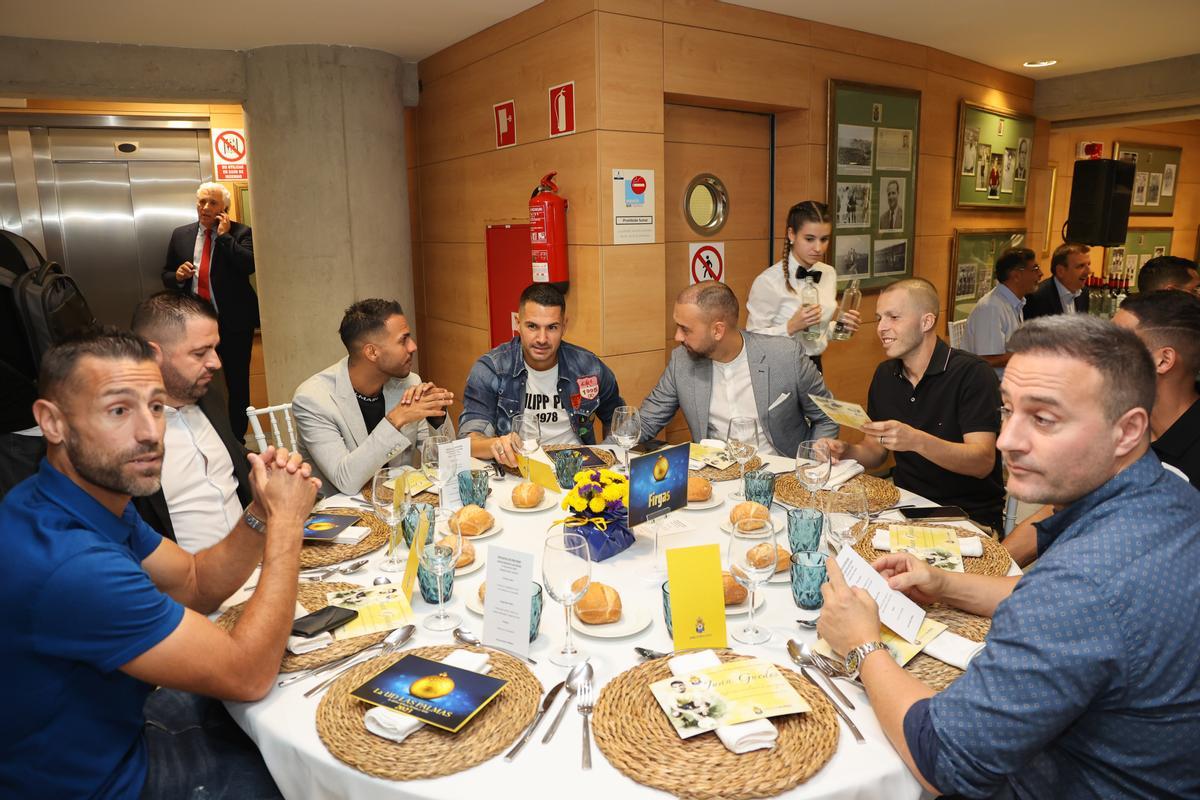 La mesa Firgas con los jugadores Viera, Vitolo, Kirian y Benito, junto a Naranjo, Deivid, Suso y David García.