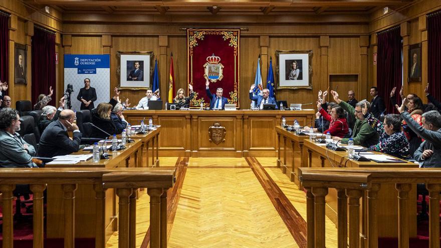 Un momento de la votación ayer en el pleno ordinario del a Diputación de Ourense.. |   // FDV