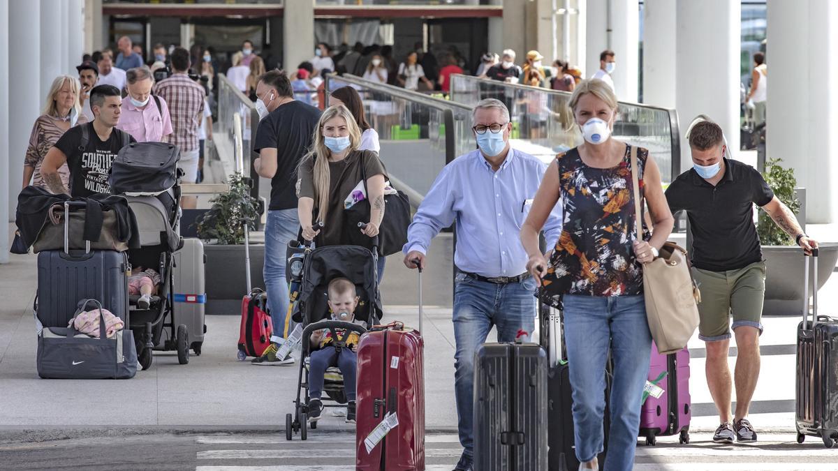 Llegada de turistas en el aeropuerto de Palma.